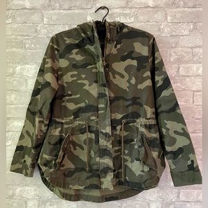 Love Tree lightweight hooded camo jacket with drawstring waist, size S.